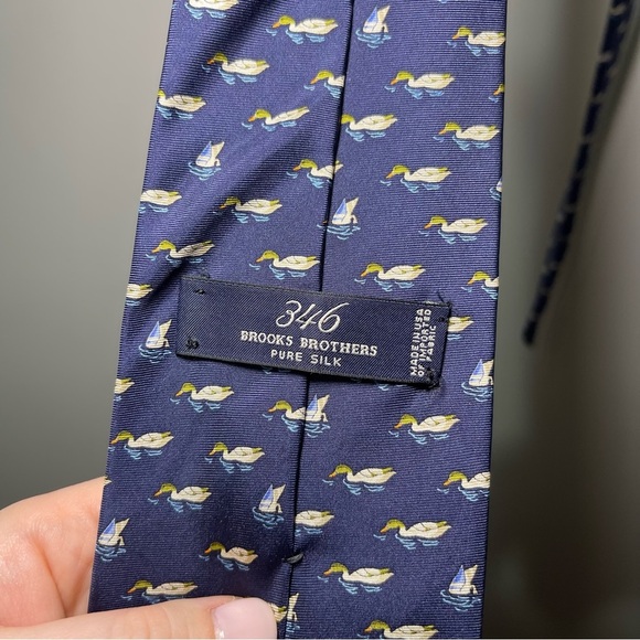 Brooks Brothers Men's Navy swimming ducks print 100% silk career office neck tie - Picture 5 of 7